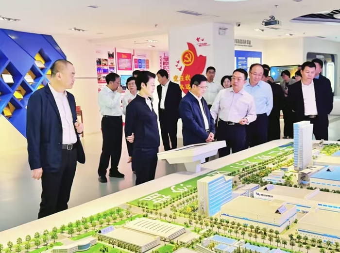 2024年10月17日，国家药品监督管理局副局长雷平同志、山东省副省长王桂英、山东省药品监督管理局局长李涛一行，在青岛市相关部门领导陪同下莅临asiagame药业调研指导。